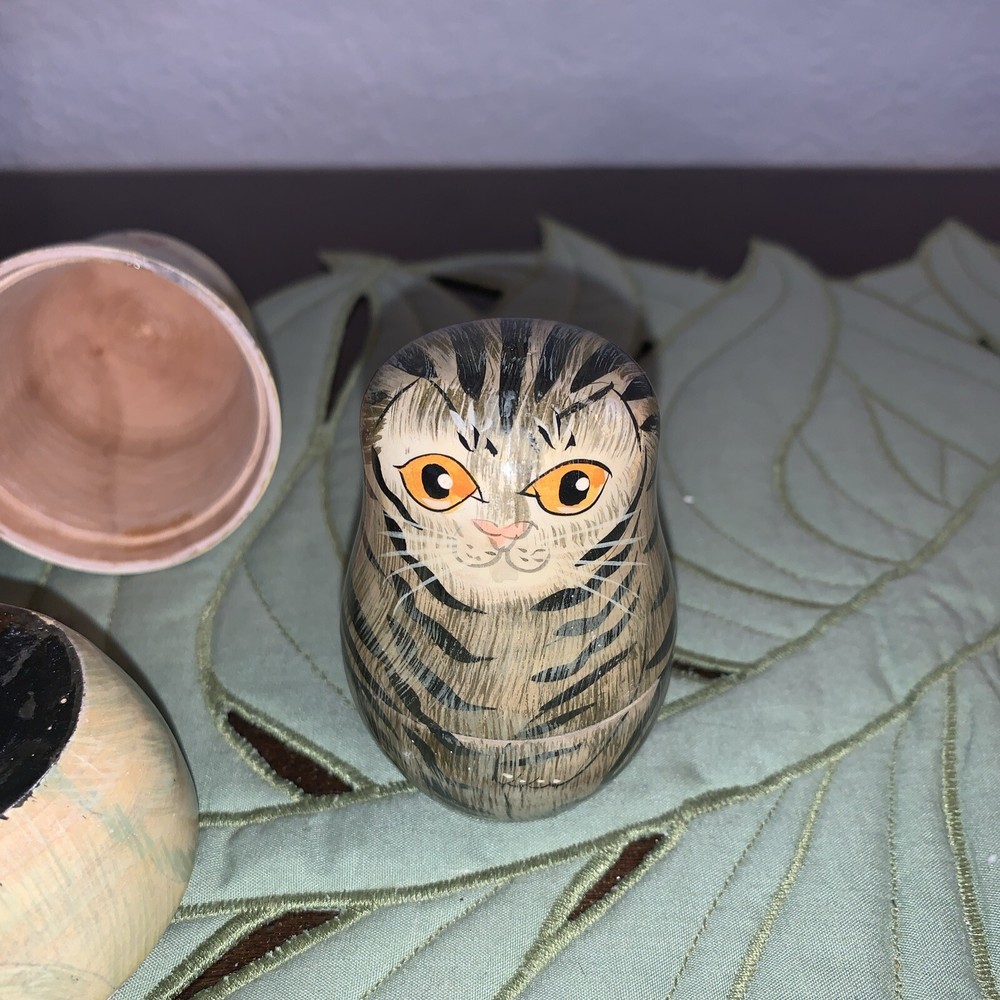 AUTHENTIC MODELS Oriental Stacking 5 Cats Read