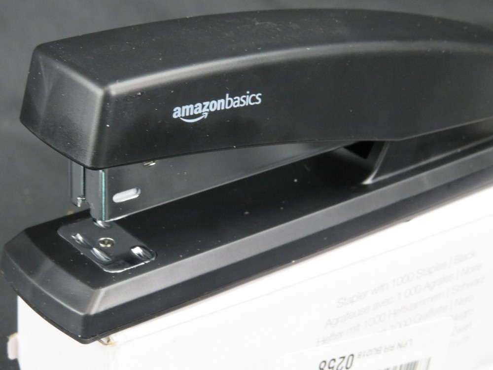 Amazon Basics Stapler 1000 Staples Heavy Duty