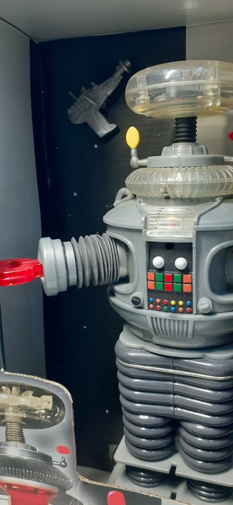 Lost In Space Robot B9 New