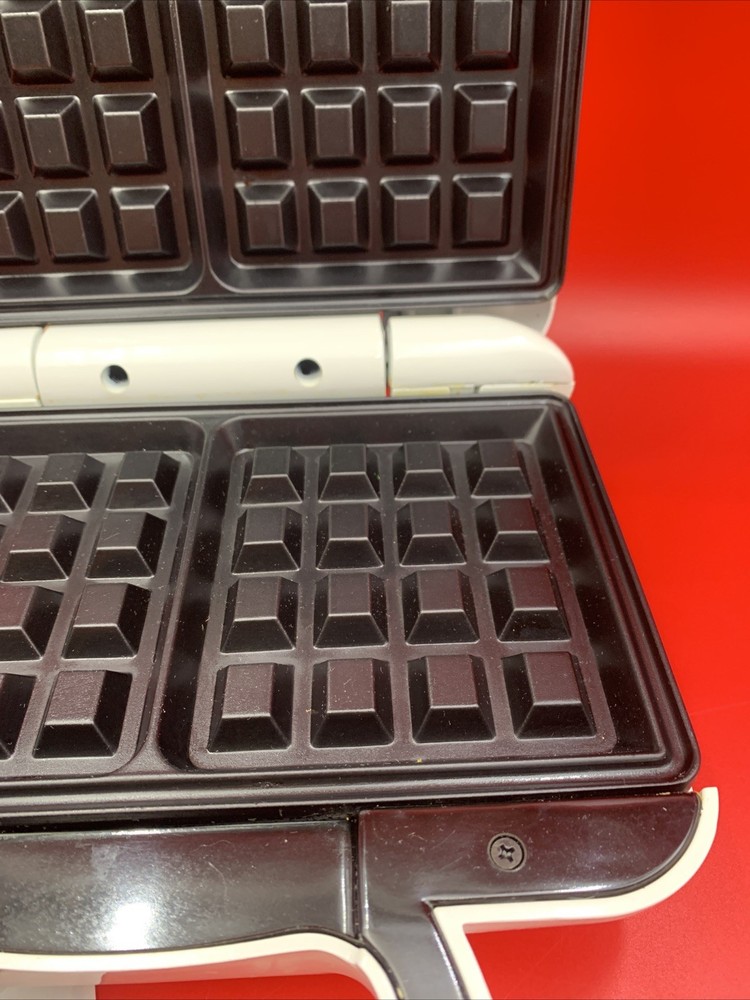 Toastmaster Easy Clean Waffle Baker - TWB2 0220 White Tested Working & Clean