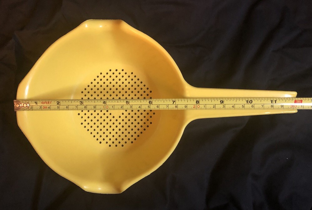 Vintage Rubbermaid Yellow Colander/Strainer with Handle & Double Spout #2930