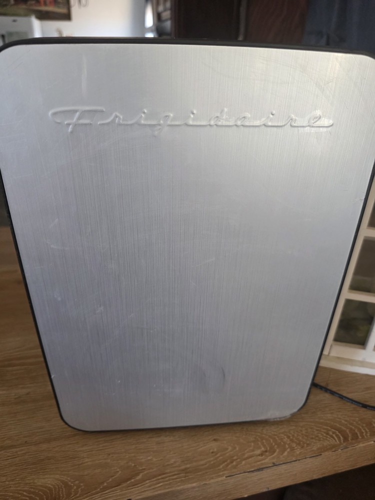 Frigidaire, Retro 10L, 15-Can Mini Personal Fridge Cooler, EFMIS183