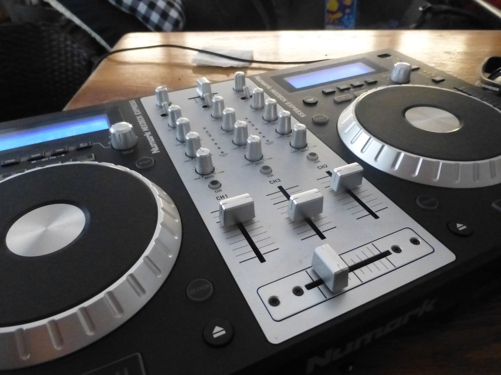 Numark Mixdeck Express Double Deck DJ Controller, USB, CD, MP3, Filter
