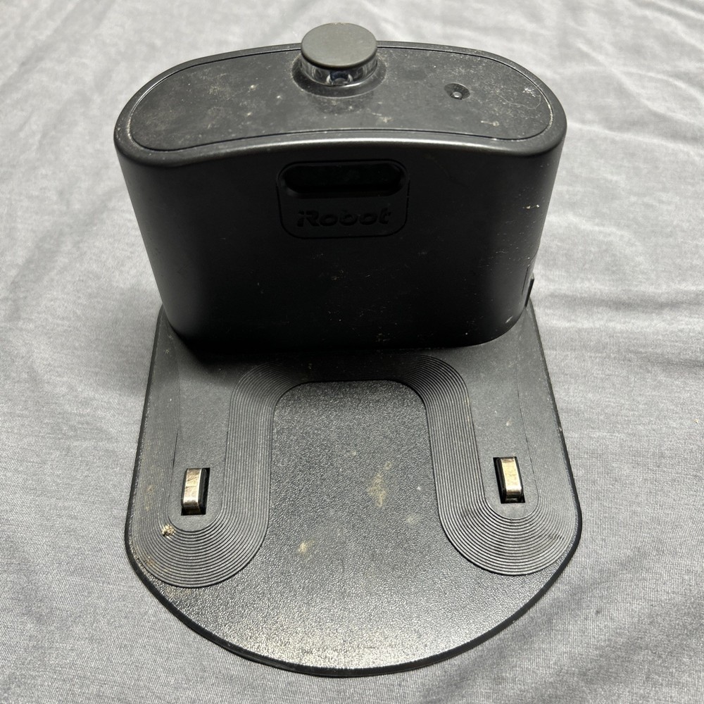 IROBOT ROOMBA 675 ROBOTIC VACUUM WITH CHARGER (NON WORKING)