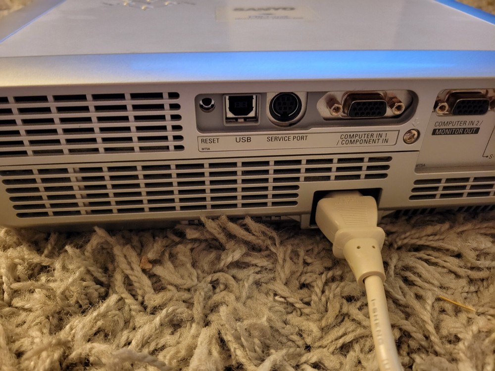 Sanyo PLC-XU73 Pro xtraX Multiverse Projector