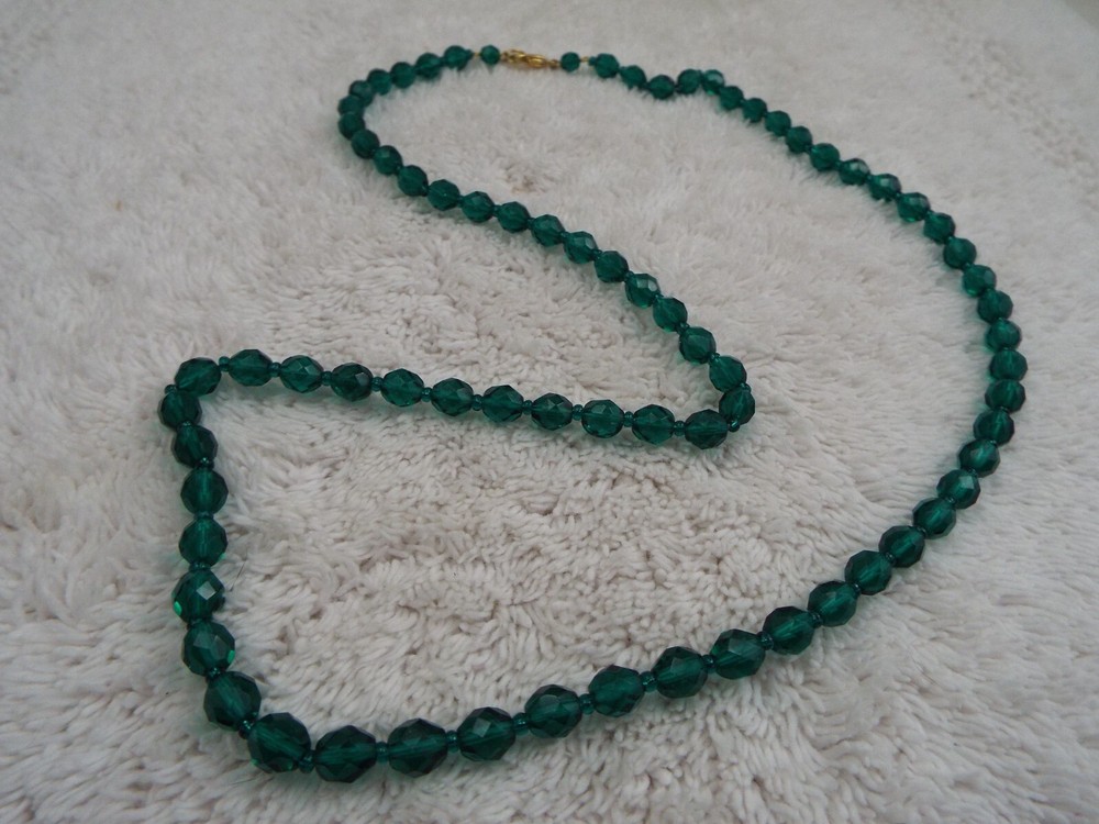 Green Glass Bead Necklace (J37)