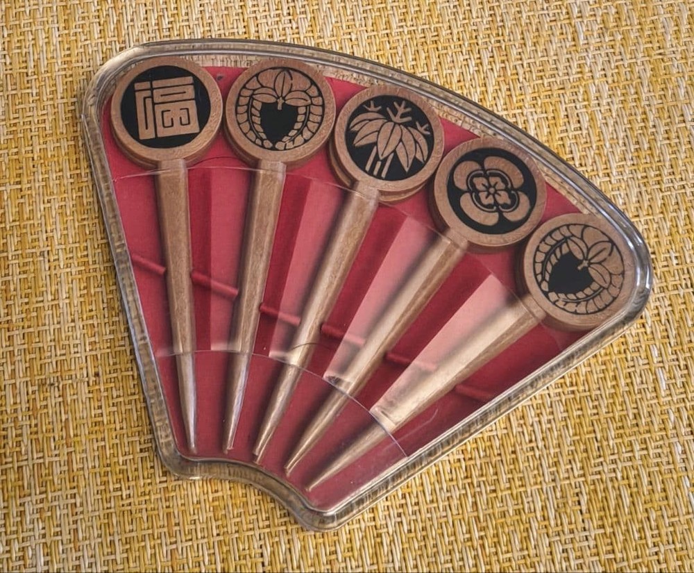 10 Pcs Plastic Toothpicks with Japanese Pattern Container, 7cm