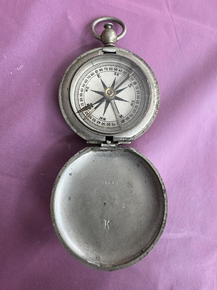 VINTAGE-WWII US POCKET COMPAS- WORKS