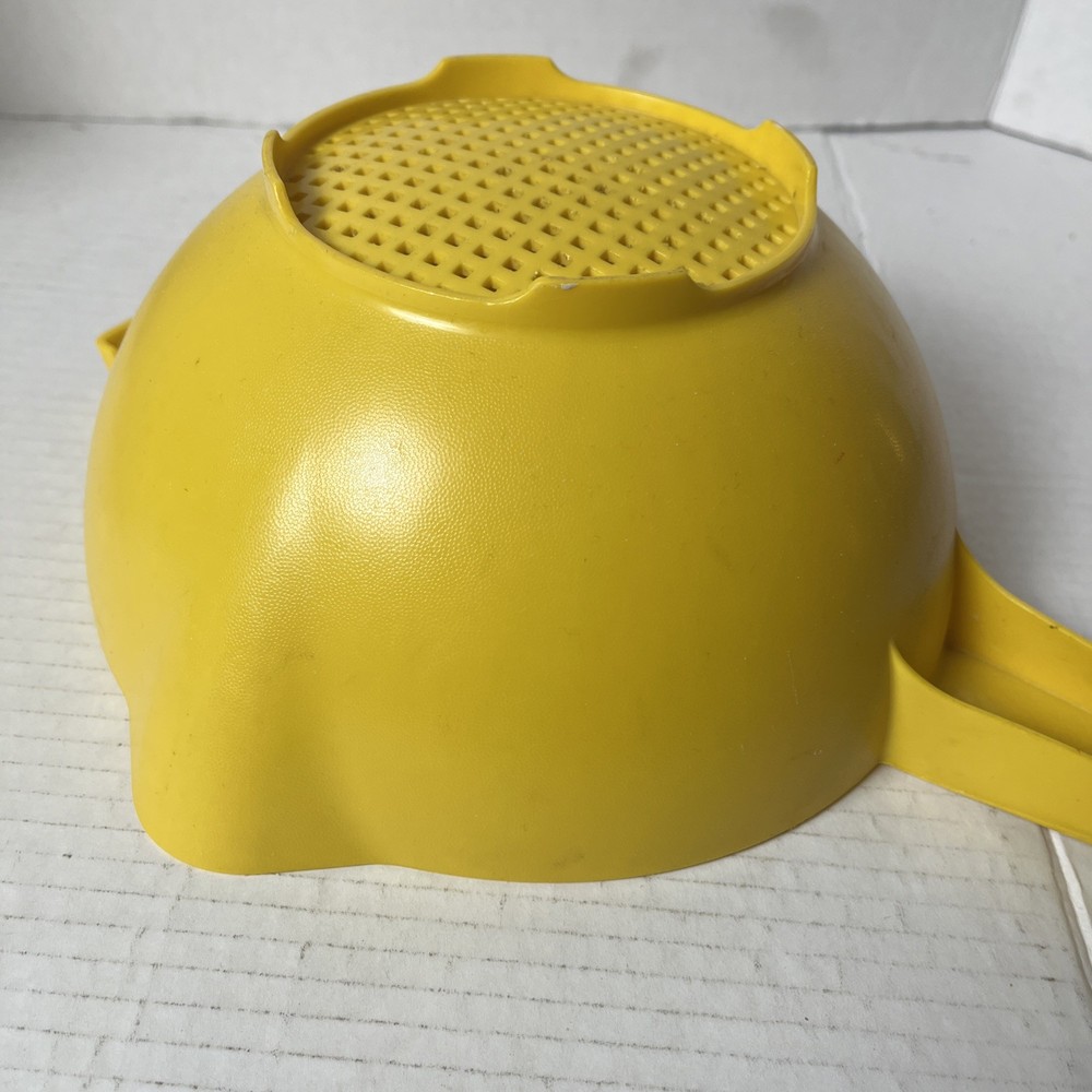Vintage TUPPERWARE 2 Quart Yellow Colander Strainer Handle #1523 MCM Kitchenware