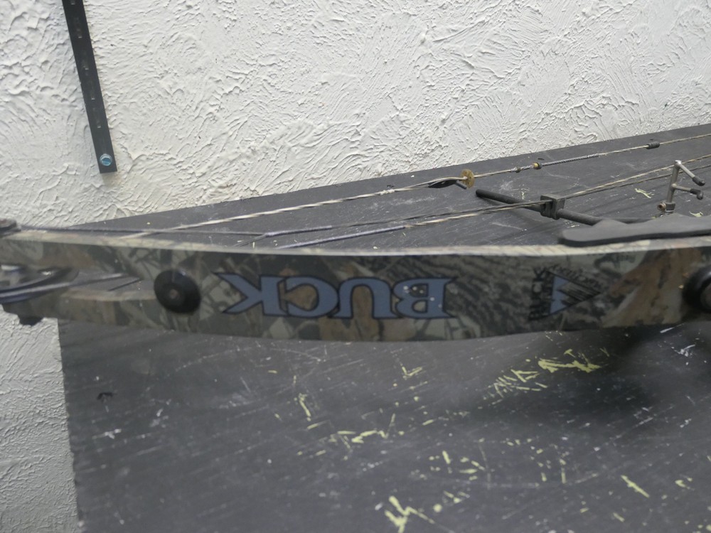 VINTAGE BUCK SABER COMPOUND BOW