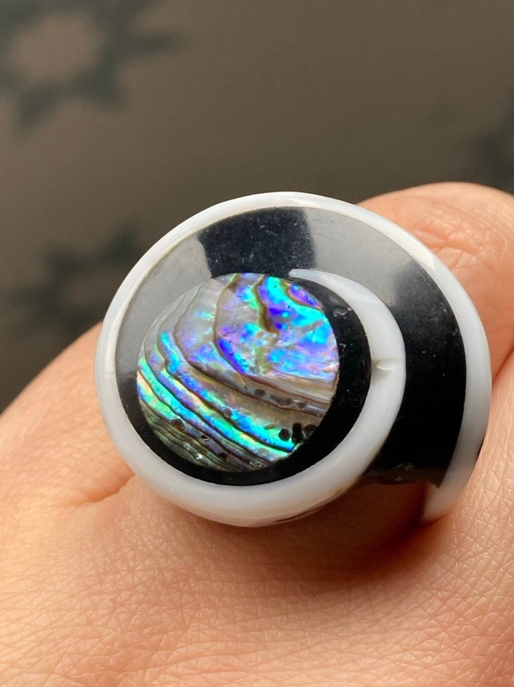 Pretty black white abalone center shell ring size 5.25