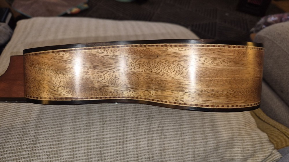 Mele 8-String Handcrafted Mango Ukulele Natural Finish with Hard Case