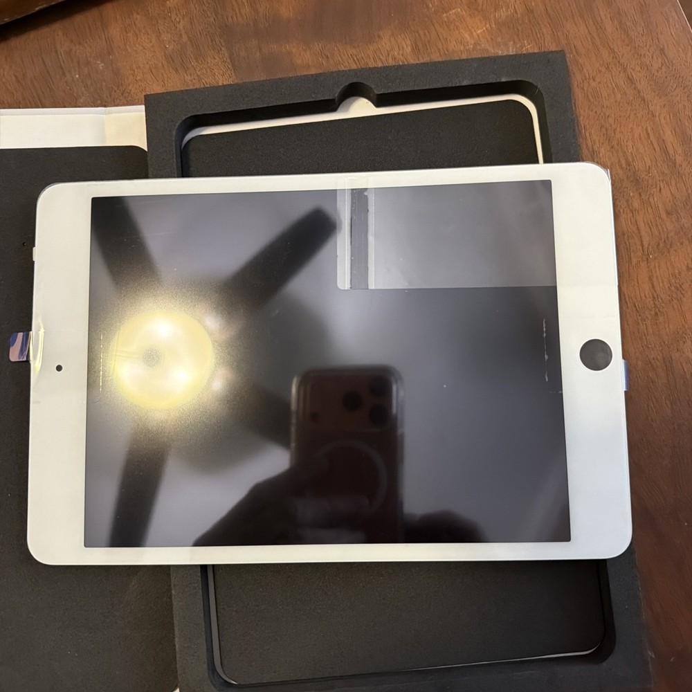 iPad Screen Replacement iPad-M4 White