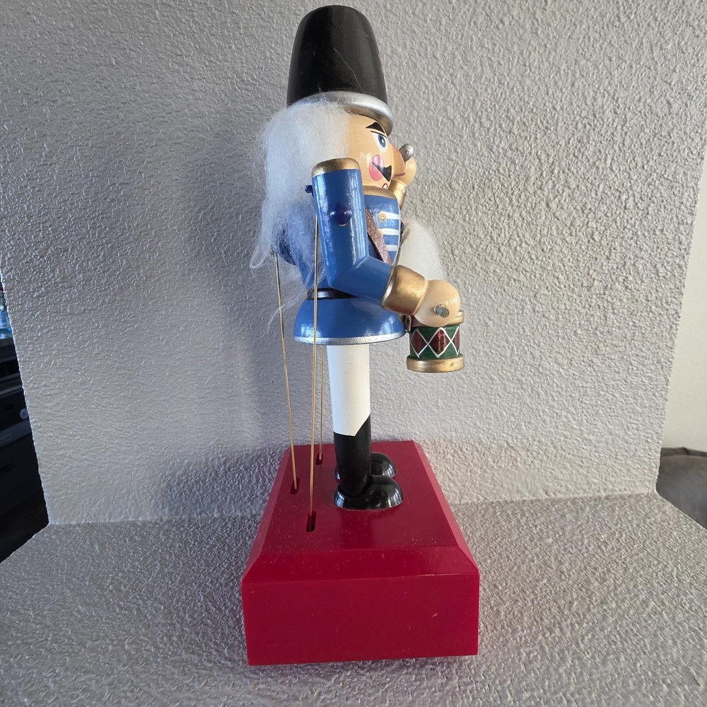 Wooden Motion Musical Nutcracker Christmas Decoration Working