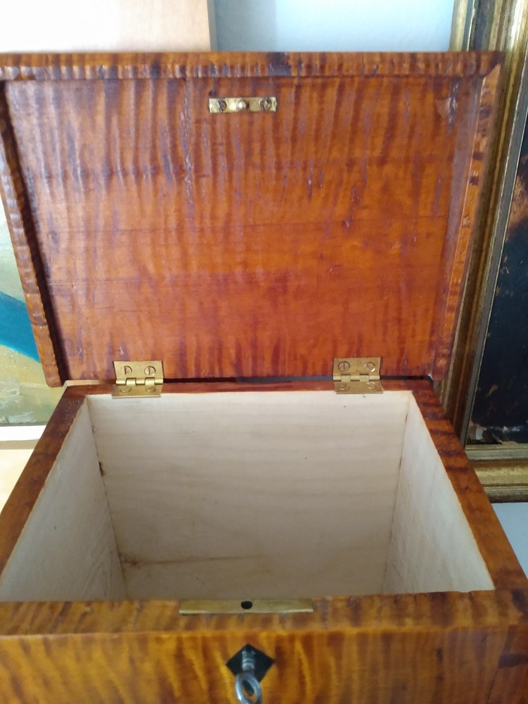 TIGER MAPLE SMALL CHEST