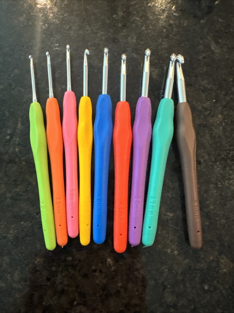 CROCHET Hooks - Multiple Sizes With Rubber Grip Handle Brand New