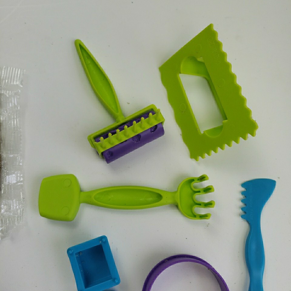 SPIN MASTER Kinetic Sand Beach Day Fun Playset w/ Castle Molds & Tools Age 3+