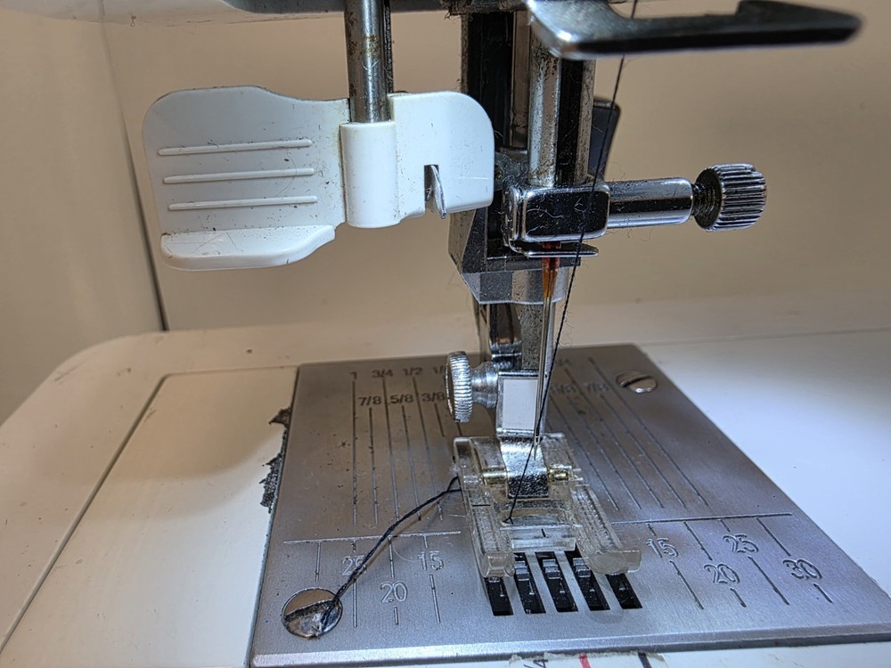 Singer Quantum L-500 Computerized Sewing Machine – Tested & Working LCD Display