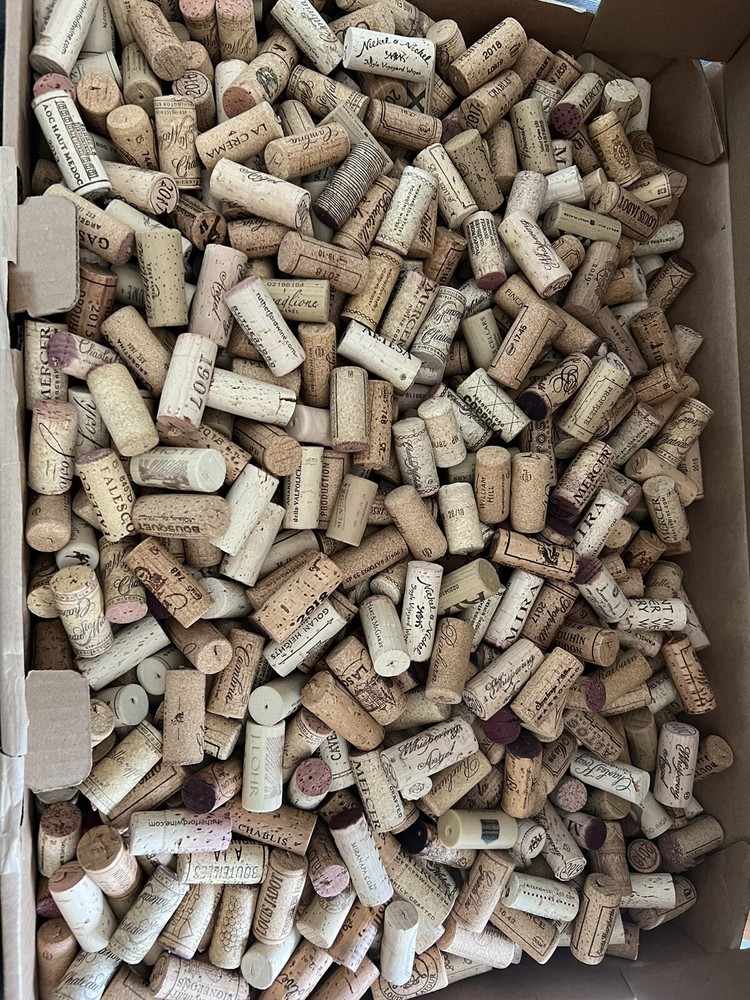 1000 used white and red wine corks