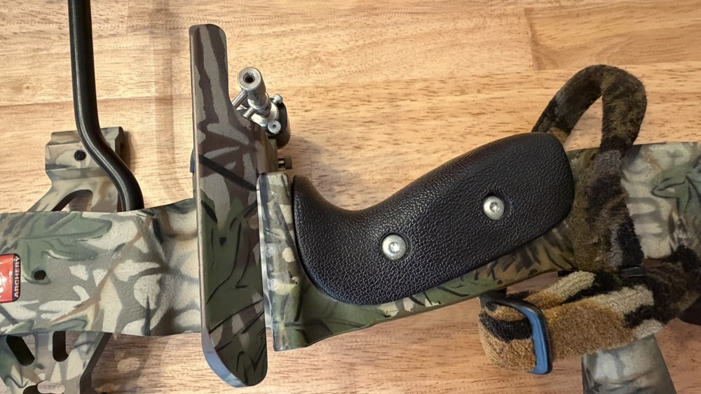 PSE Nova Compound Bow, Right hand, Mossy Oak Camo with CASE