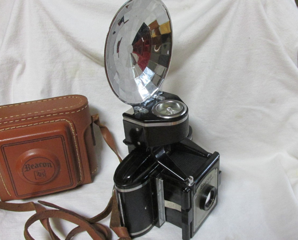 VINTAGE 1950s BEACON TWO TWENTY FIVE CAMERA w/ FLASH & FULL CASE