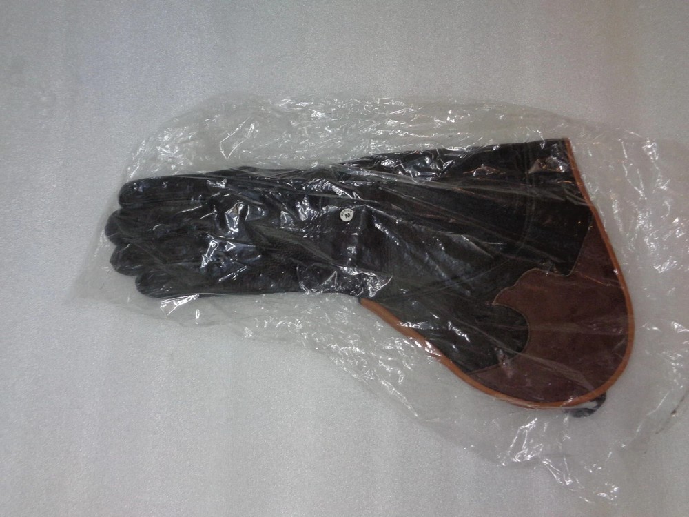 Western Sporting Heavy Duty Eagle Gauntlet. Black Left Size:M