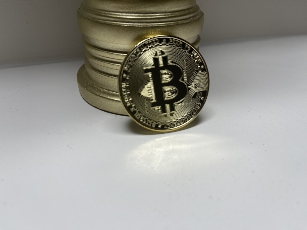 BITCOIN- Limited Edition Physical Coin with Display Case / Cryptocurrency￼