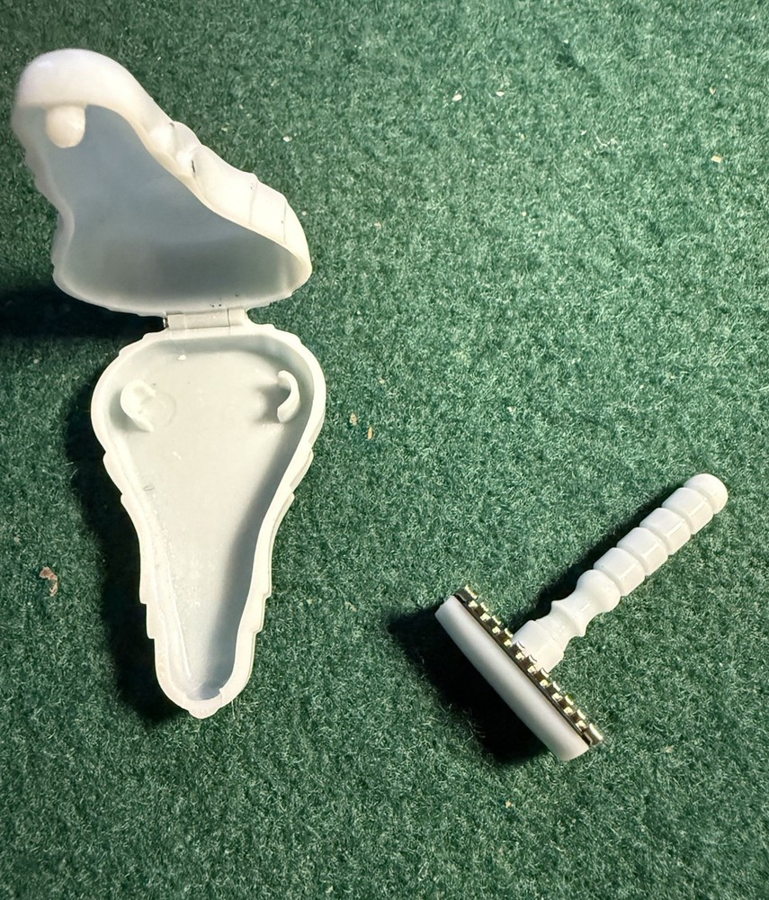 KEWTIE Razor in Plastic Case Rare!