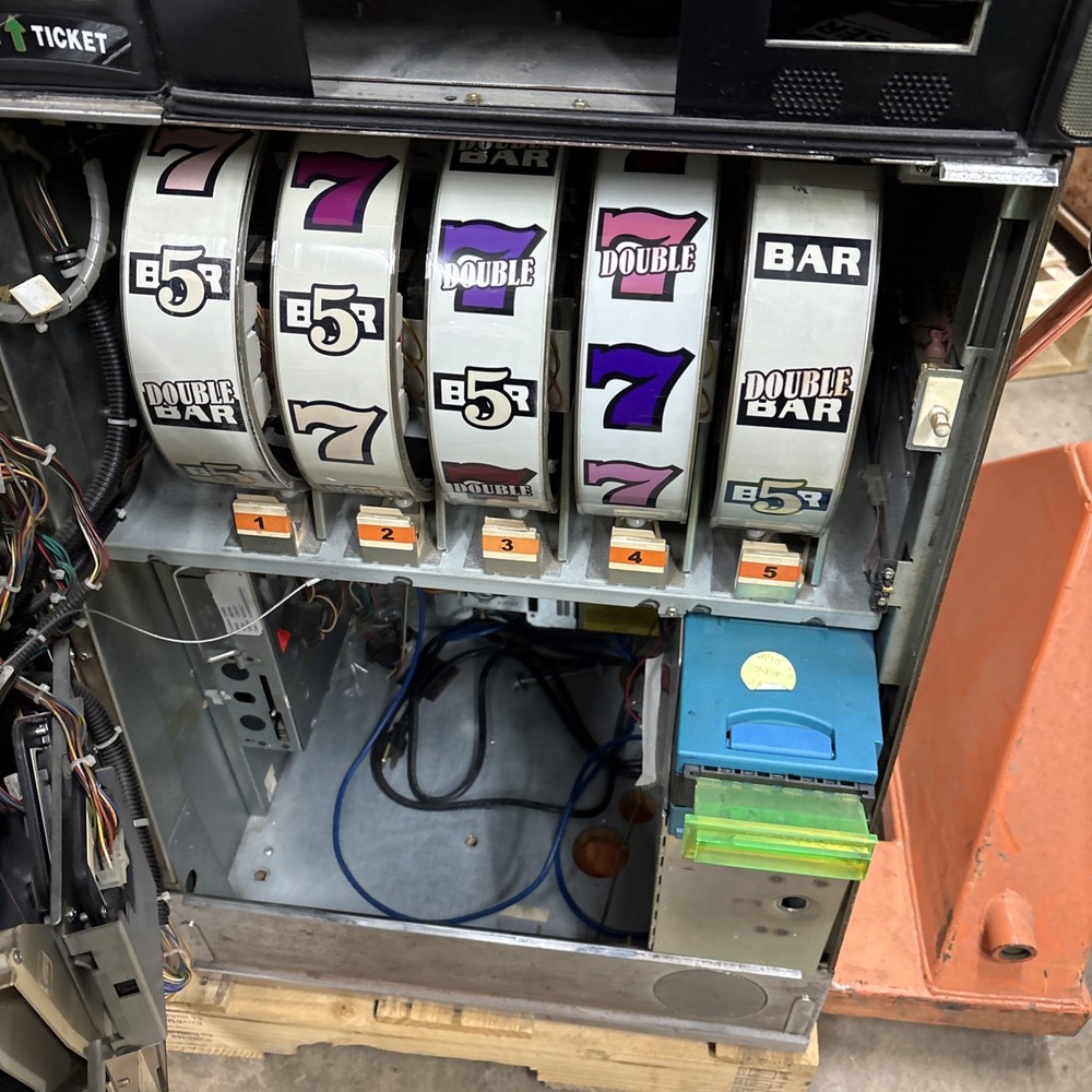 4 - IGT S2000 Slot MACHINES