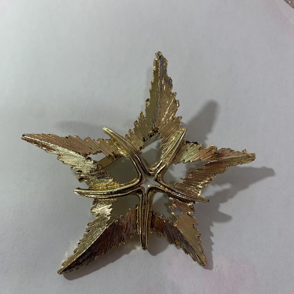 Gold Tone Leaf Design Pin Brooch