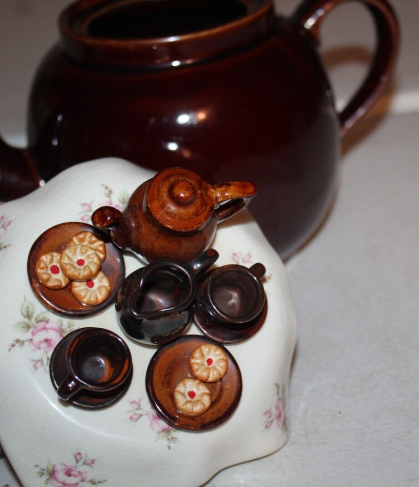 Vintage CARDEW Teapot Breakfast Pastries