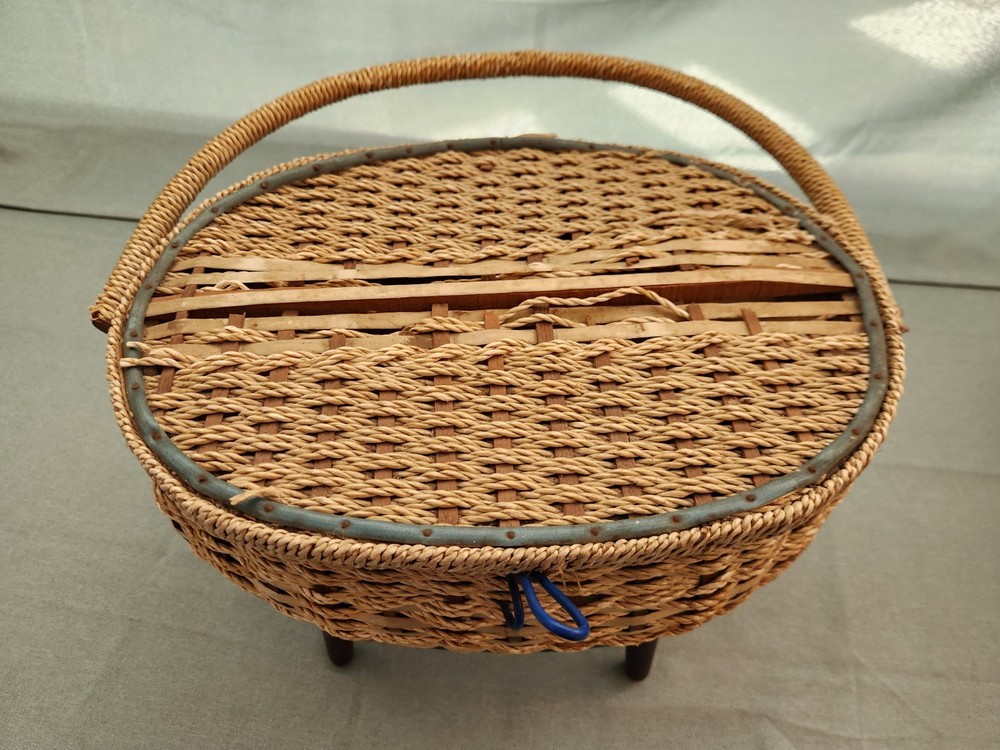 VINTAGE DEXTER BRAND SEWING BASKET TAN