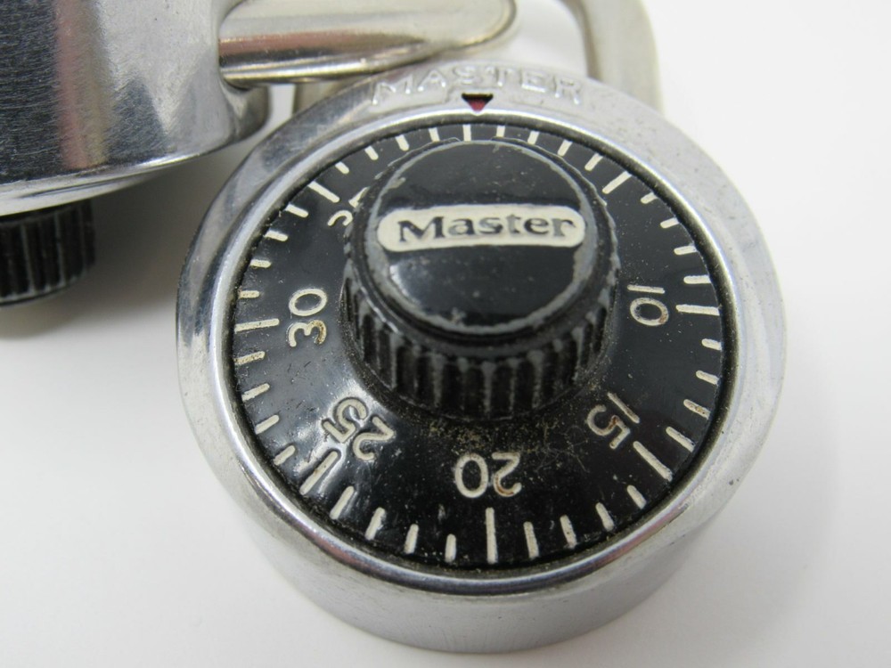 Master Lock Co 2 Combination Pad Locks Back Key Hole V643