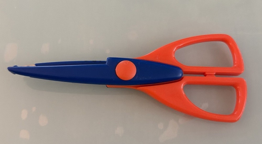 BYCIN Decorative Paper Edging Craft Scissors -Image 1 Small Wave Pattern