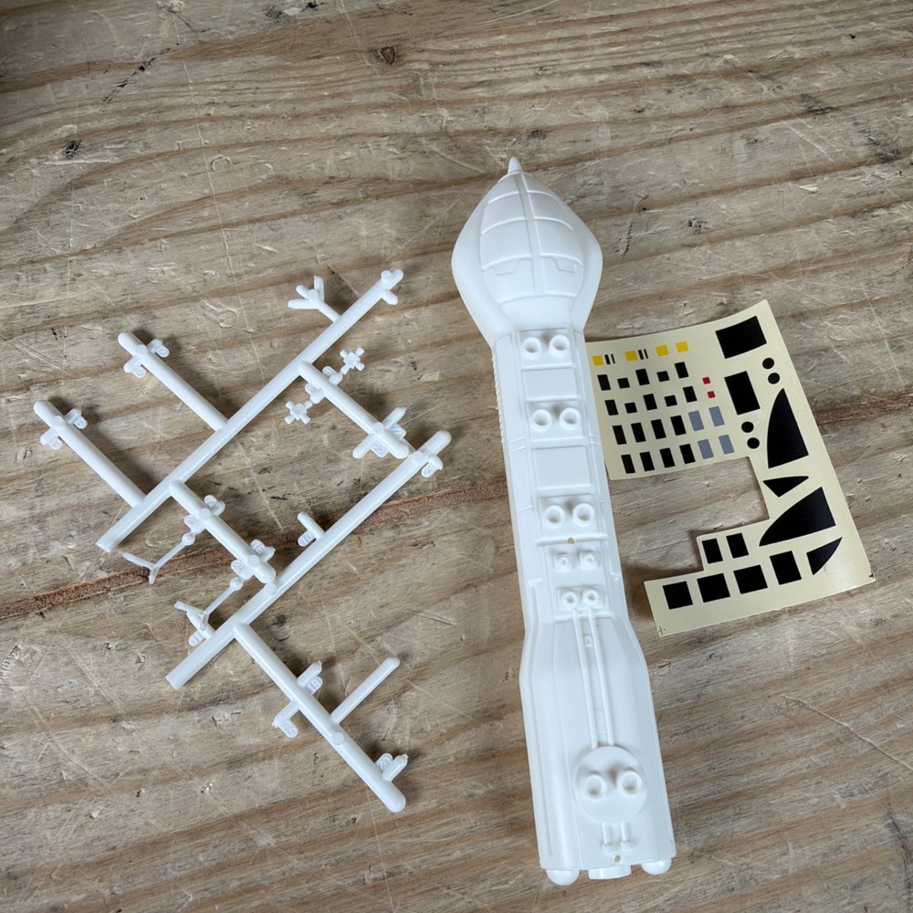 MPC Space: 1999 Hawk 10" Model Kit 1-1904