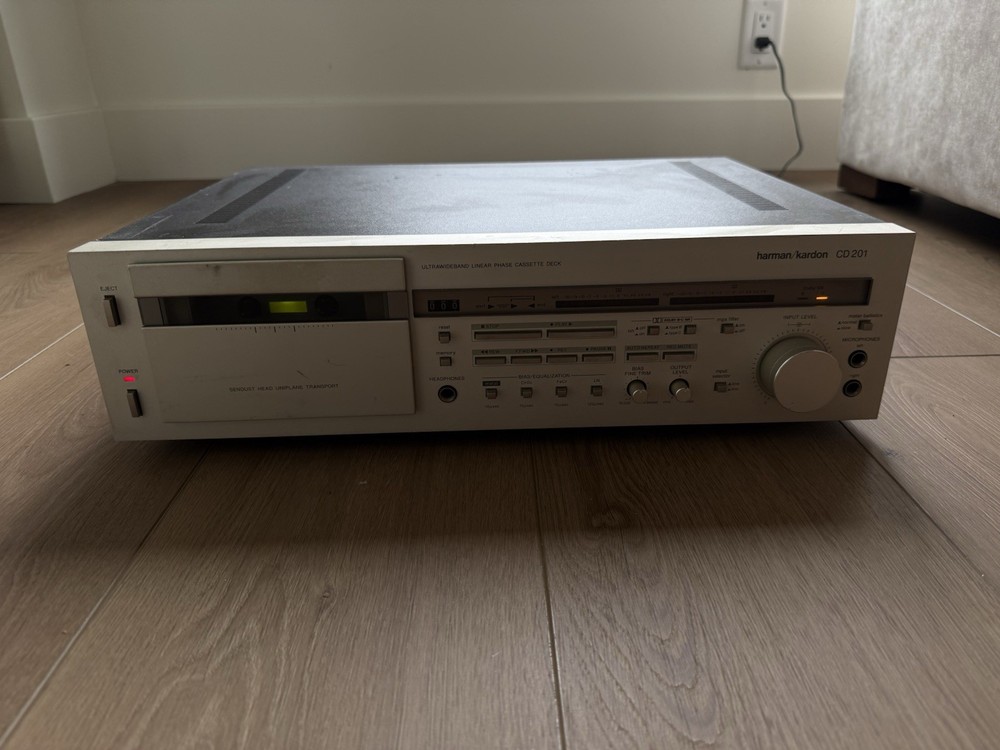 Harmon/Kardon CD 201. Ultrawideband Linear Phase Cassette. Powers On Clean
