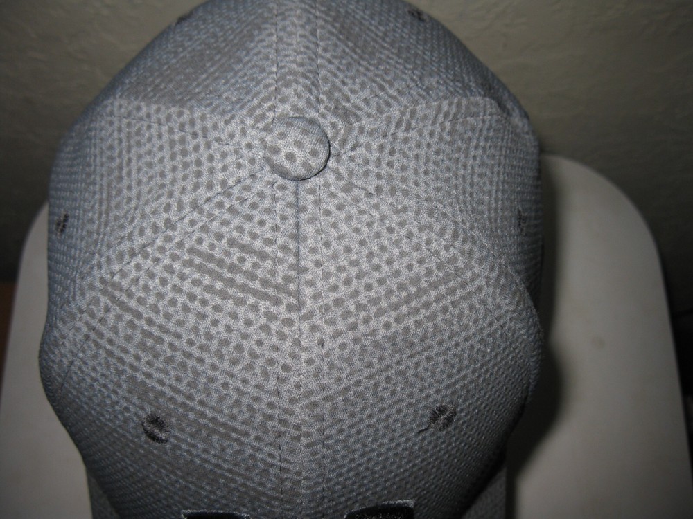 Under Armour Hat cap fitted lrg-xlrg preowned