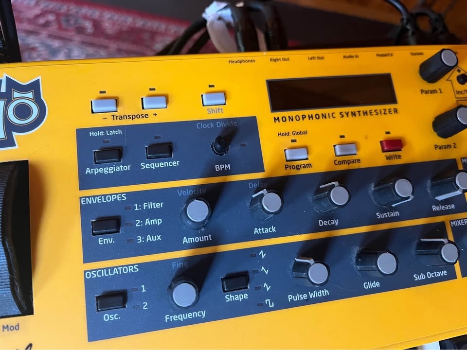 Dave Smith Instruments Sequential MOPHO ANALOG synth 4 lfos 3 egs mod matrix