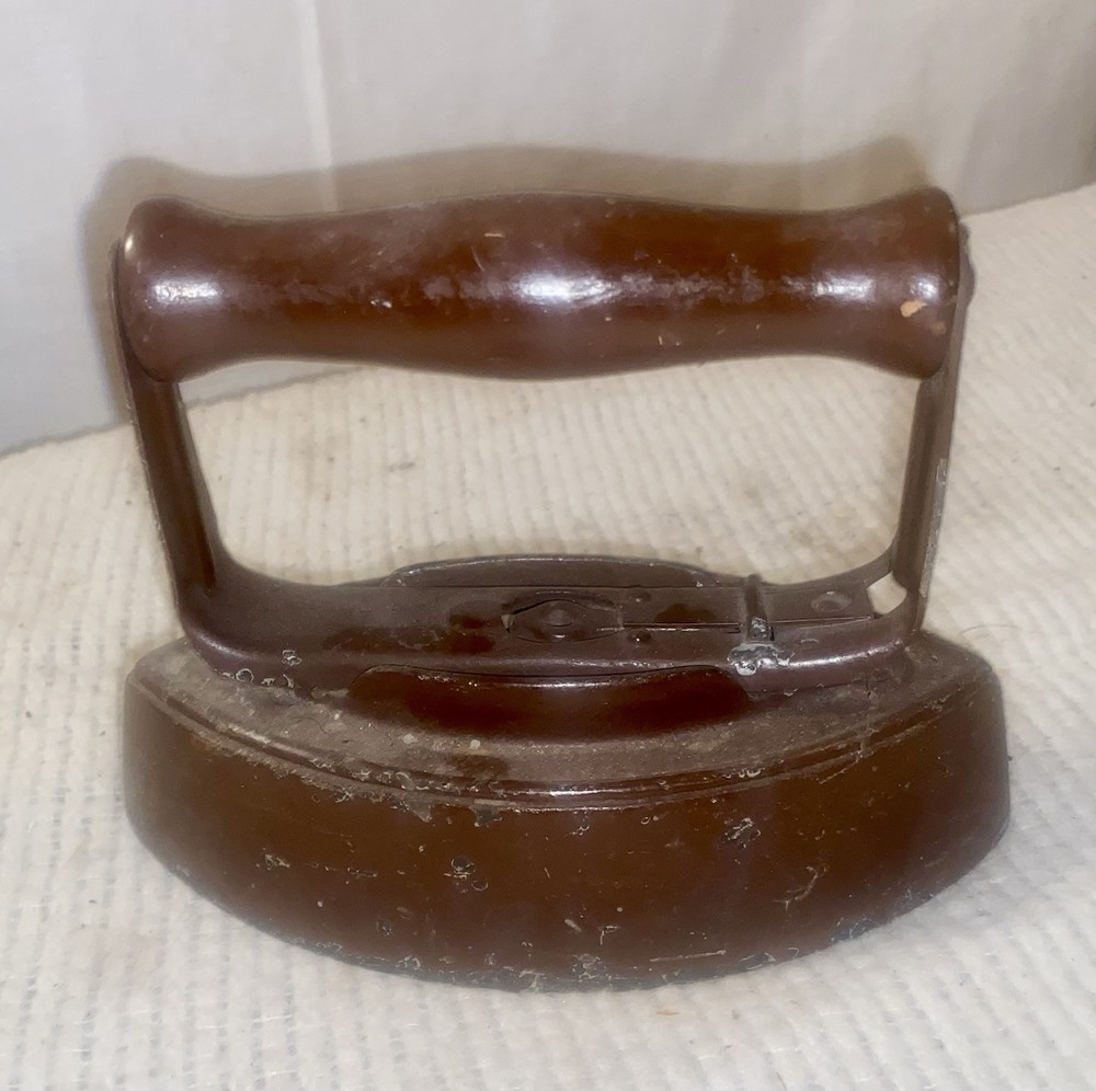 ANTIQUE SAD IRON WITH REMOVEABLE WOOD HANDLE