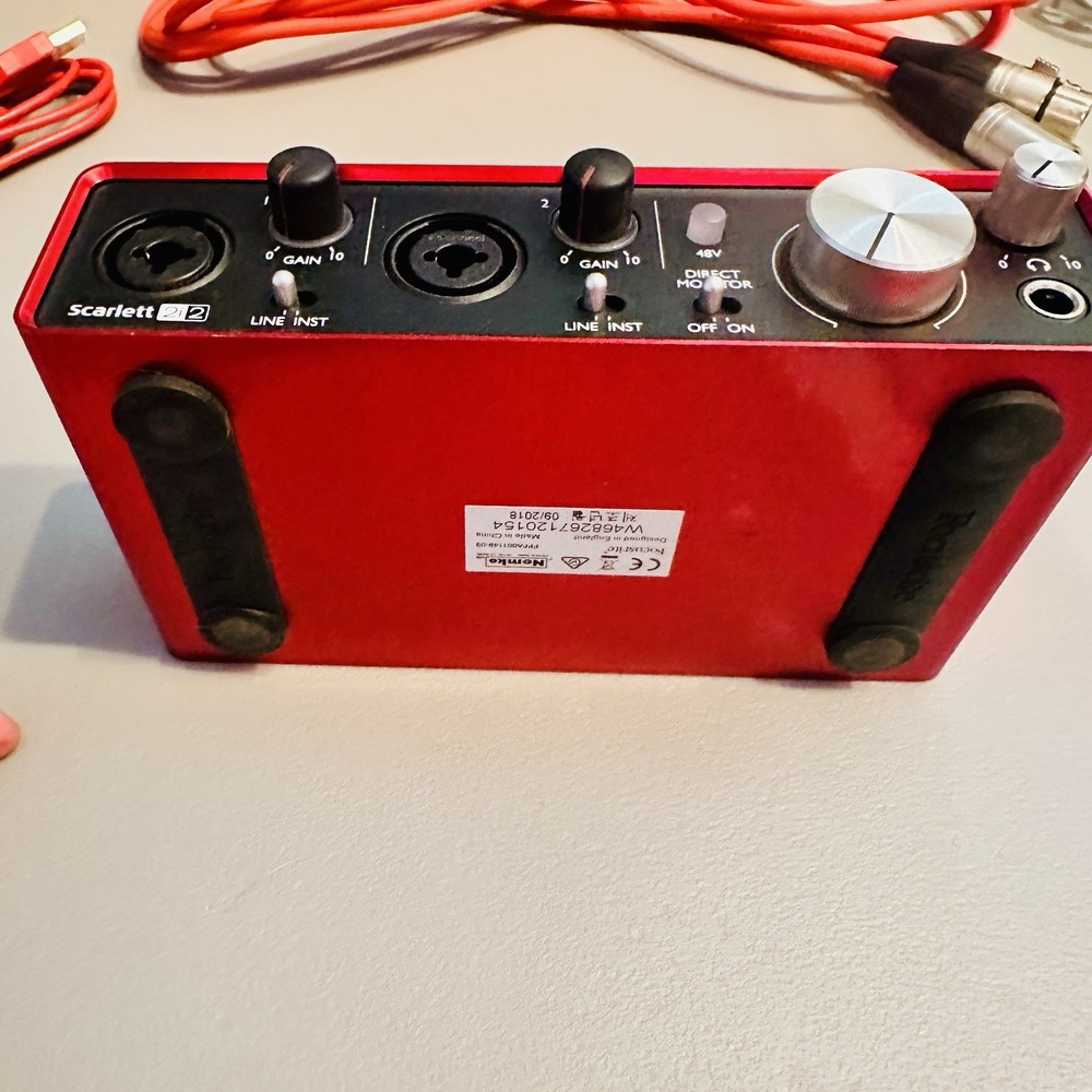 Focusrite Scarlett 2i2 Studio 2nd Gen USB Audio Interface w Microphone Full set