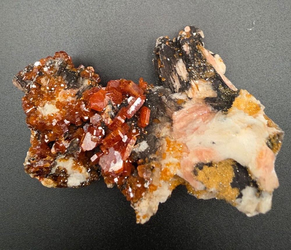 Vanadinite on Baryte with Rich Manganese