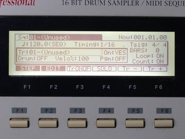 Akai MPC 2000 Center Studio Samplers Sequencers