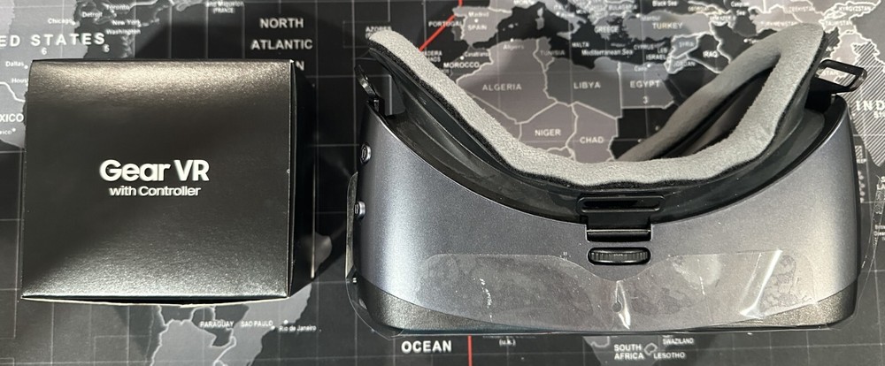 Samsung Gear VR SM-R324 With Controller - Complete - Powered by oculus