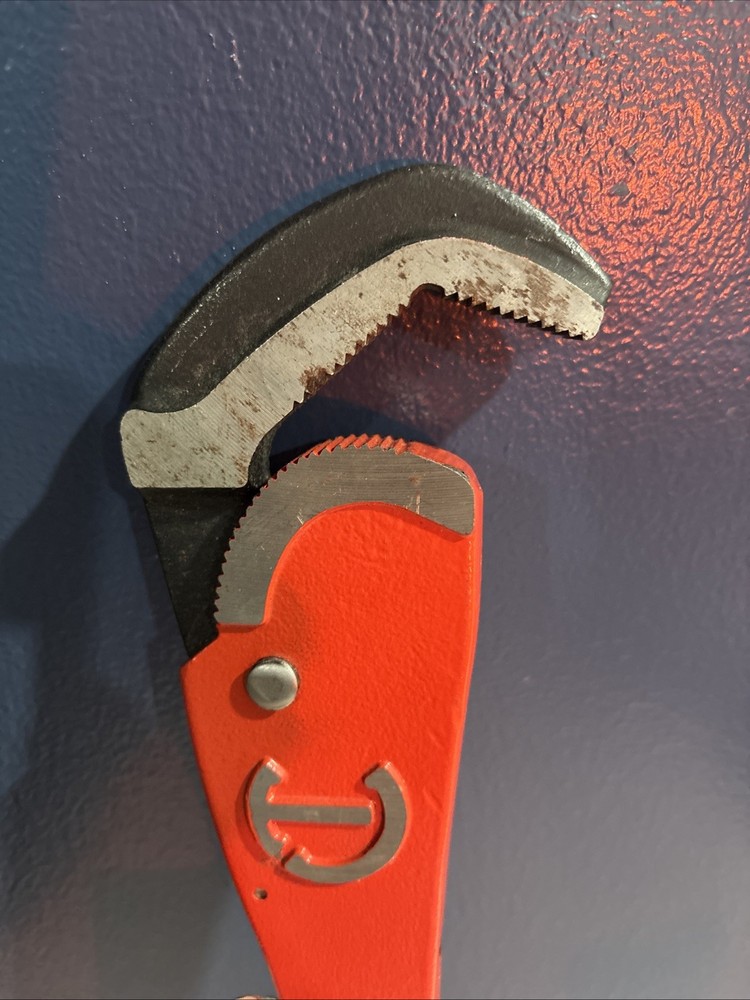 16 in. self adjusting pipe wrench