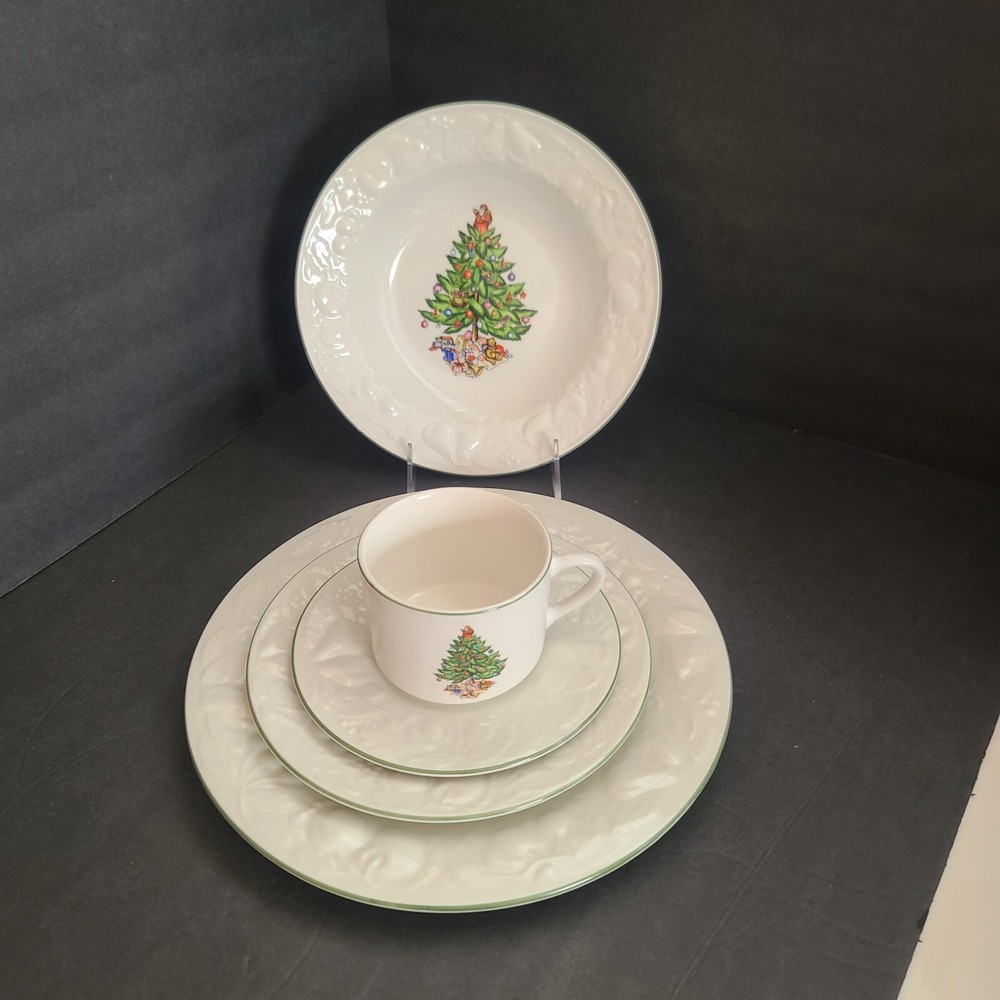 Tabletops Unlimited Christmas Time 20 Piece Set Dinnerware (2 set available}