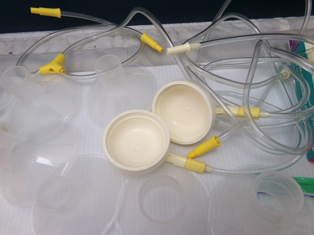 Medela Breast Pump W/ ACCESSORIES & CARRY CASE