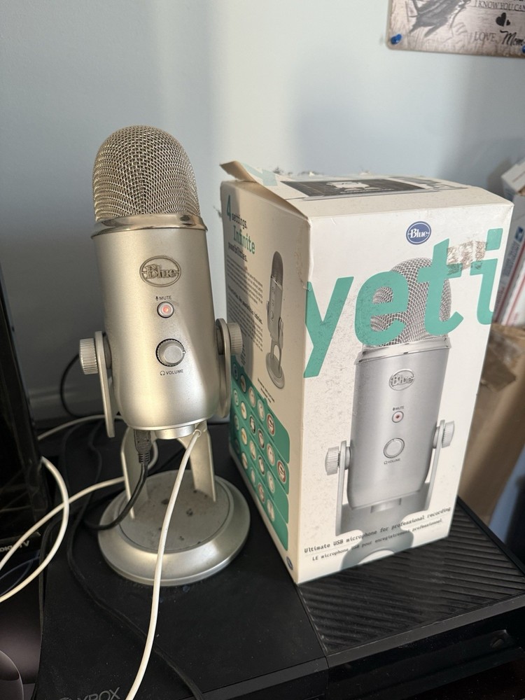 Blue Yeti USB Desktop Microphone Silver Mute Switch Volume Control