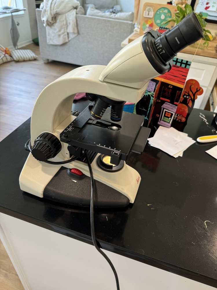 Leica CME Binocular Compound Microscope 4 Objectives  4x 10x 40x 100x Working!!!