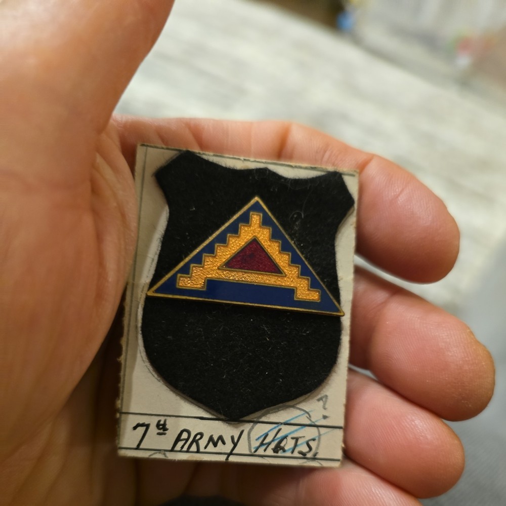 Badge of the 7th US Army, triangular emblem on a shield.(4)