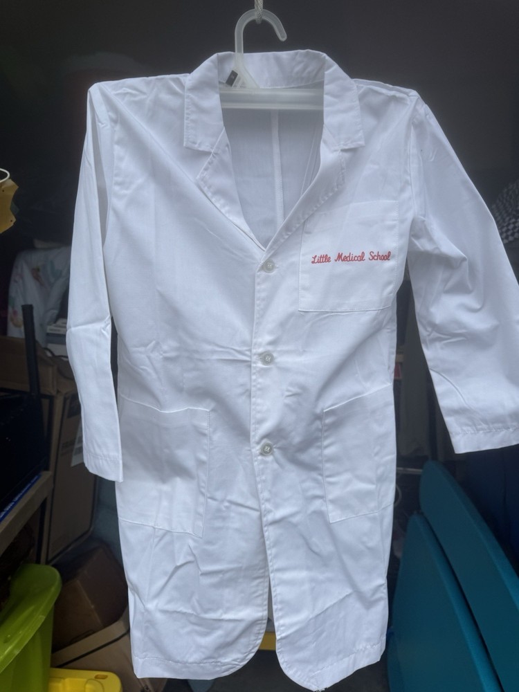 Children’s white lab coat. SIZE 6/8